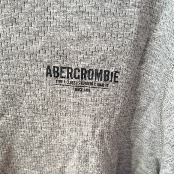 Abercrombie & Fitch Gray Long Sleeve Tee - Picture 2 of 5